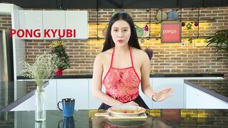 【onlyfans極品泰國乳牛】大波浪美女Pong kyubi厚嘴唇很性感 大大大車燈真的大 F杯巨乳太銷魂-裸體廚房 (2)