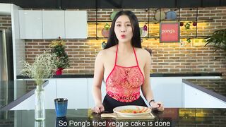 【onlyfans極品泰國乳牛】大波浪美女Pong kyubi厚嘴唇很性感 大大大車燈真的大 F杯巨乳太銷魂-裸體廚房 (2)