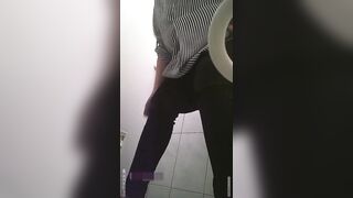 景區女廁偷拍 氣質小姐姐方便~姿態百出-05