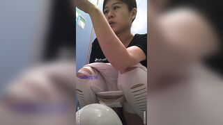 景區女廁偷拍 氣質小姐姐方便~姿態百出-33
