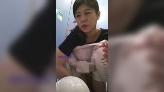 景區女廁偷拍 氣質小姐姐方便~姿態百出-33