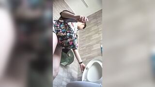 景區女廁偷拍 氣質小姐姐方便~姿態百出-20