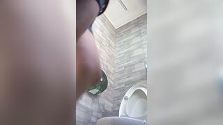 景區女廁偷拍 氣質小姐姐方便~姿態百出-24