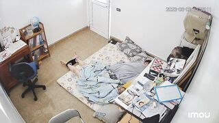 家庭攝影機真實偷拍 老公獸性大發 把妻子拉過來扒掉內褲就搞