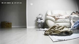 居家攝影機破解 眼鏡大叔沙發上各種姿勢爆操極品身材的美女