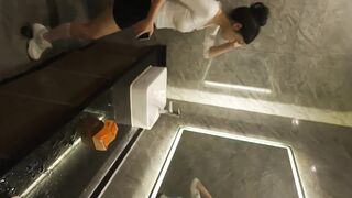 酒吧廁拍前景偷拍 無毛靚妹看著自己尿尿