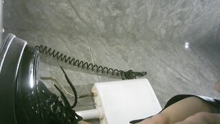 酒吧廁拍前景偷拍 無毛靚妹看著自己尿尿