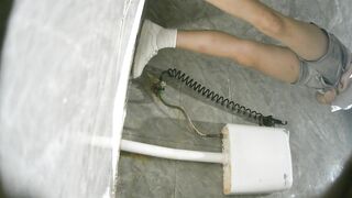 酒吧廁拍前景偷拍 無毛靚妹看著自己尿尿