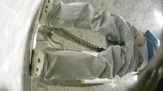 酒吧廁拍前景偷拍 無毛靚妹看著自己尿尿