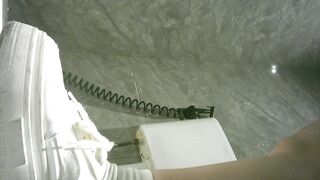 酒吧廁拍前景偷拍 無毛靚妹看著自己尿尿