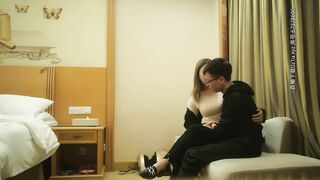 【黃先生探花】眼鏡男約了個豐滿女孩酒店啪啪 換上連體網襪 跪著口交 後入騎乘自己動 呻吟誘人