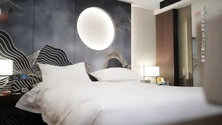 【黃先生探花】眼鏡男約了個藍衣女孩酒店啪啪 連體情趣網襪 黃狗撒尿姿勢舔蛋猛操