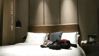 你慢點 我扒開一點 啊哥哥疼 再不出來我要斷氣了 大奶小姐姐騷穴摸的求操 哥哥叫不停