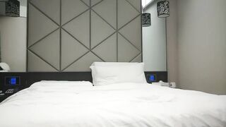 哇好大的奶 冷靜冷靜 塞的好滿 扶著我的大屁股用力操它 再高潮一次 巨乳小姐姐皮膚白皙身材超豐滿扶腰後入操的求饒