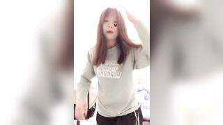 台灣嫩妹被假經紀人欺騙 掰開粉嫩的鮑魚看看是否處女 1