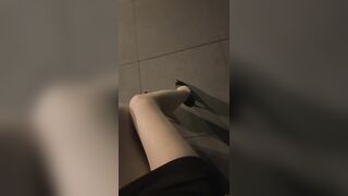 美女主播深夜戶外公廁 無套插穴最後沒忍住把精液全部射在騷逼裡 快結束時突然有人進來