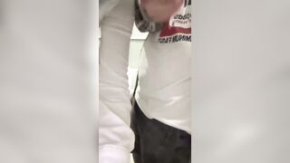 美女主播深夜戶外公廁 無套插穴最後沒忍住把精液全部射在騷逼裡 快結束時突然有人進來