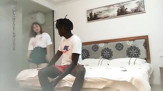 黑人約炮 小黑探花 女孩嫌小黑雞巴大 時間一到就不讓幹了 加錢也不願意