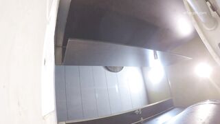 KTV酒吧廁拍小姐尿尿 黑裙美女摳菊花