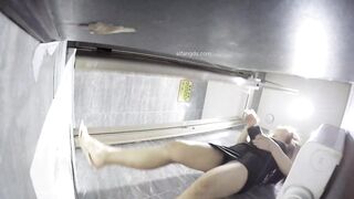 KTV廁所偷拍美女小姐姐 1