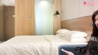 探花小飛-約操剛做兼職不久的美女 干著干著沒水了用口水潤滑 叫聲誘人 騷浪的表情很勾引人