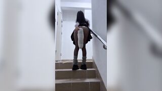 反差小可愛樓道漏出，電梯間做愛