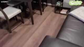 日本老公收了kanekasuze大神的錢之後，坐旁邊看著自己漂亮豐滿的老婆被大神幹了半個多小時還內射