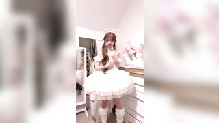極品大眼雙馬尾超可愛清純美少女麒麟ちゃん-粉色超漂亮公主裙+過膝白絲，用水晶棒一直猛操自己草的各種阿黑顏高潮臉，還把內褲塞嘴裡，她真的太純1