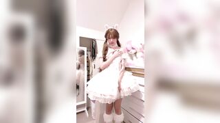 極品大眼雙馬尾超可愛清純美少女麒麟ちゃん-粉色超漂亮公主裙+過膝白絲，用水晶棒一直猛操自己草的各種阿黑顏高潮臉，還把內褲塞嘴裡，她真的太純1
