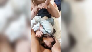 老婆拉過來和朋友一起玩3p，工作服都沒來得及脫，老婆一開始很不樂意，最後，半推半就的從了！