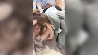 老婆拉過來和朋友一起玩3p，工作服都沒來得及脫，老婆一開始很不樂意，最後，半推半就的從了！