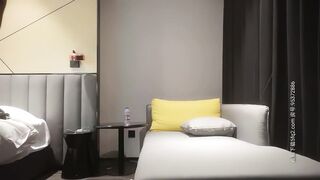 小寶尋花 高顏值外圍女孩，舌吻調情扣逼沙發上操騎乘抽插猛操，呻吟嬌喘非常誘人
