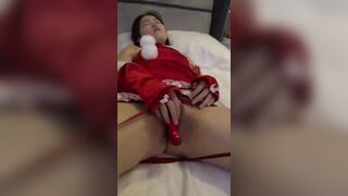愛拍照的小仙女給男友舔屌時被偷拍 無套後入插得小穴受不了1
